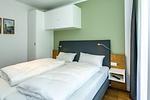 Schlafzimmer mit Doppelbett und Kleiderschrank - Deichhäuser Anna Küste 7-13 - Top-Hundeurlaub