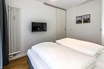 Schlafzimmer mit Doppelbett und Flatscreen TV - gbmv0-01 - Großenbrode - Deichhäuser Anna Küste 7-13 - Top-Hundeurlaub