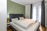 Schlafzimmer mit Doppelbett und Kleiderschrank - Deichhäuser Anna Küste 7-13 - Top-Hundeurlaub