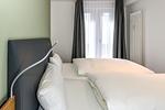 Schlafzimmer mit Doppelbett - Deichhäuser Anna Küste 7-13 - Top-Hundeurlaub