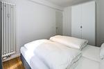 Schlafzimmer mit Doppelbett und Kleiderschrank - Deichhäuser Anna Küste 7-13 - Top-Hundeurlaub