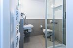 Badezimmer mit Dusche, Waschbecken und WC - Deichhäuser Anna Küste 7-13 - Top-Hundeurlaub