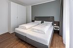 Schlafzimmer mit Doppelbett und Kleiderschrank - Deichhäuser Anna Küste 7-14 - Top-Hundeurlaub