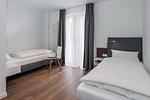 Schlafzimmer mit zwei Einzelbetten - Deichhäuser Anna Küste 7-14 - Top-Hundeurlaub