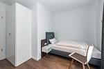 Schlafzimmer mit zwei Einzelbetten und Kleiderschrank - Deichhäuser Anna Küste 7-14 - Top-Hundeurlaub