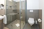 Badezimmer mit Dusche und  WC - Deichhäuser Anna Küste 7-14 - Top-Hundeurlaub