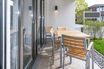 Überdachte Terrasse mit Sitzgelegenheit - Deichhäuser Anna Küste 7-14 - Top-Hundeurlaub
