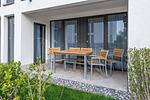 Überdachte Terrasse mit Sitzgelegenheit und Grünfläche - Deichhäuser Anna Küste 7-14 - Top-Hundeurlaub