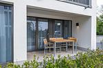 Überdachte Terrasse mit Sitzgelegenheit - Deichhäuser Anna Küste 7-14 - Top-Hundeurlaub