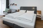 Wohn-Ess-Schlafbereich mit Doppelbett - Deichhäuser Anna Küste 7-22 - Top-Hundeurlaub