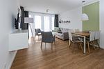 Wohn-Essbereich mit Couch und Esstisch - Deichhäuser Anna Küste 7-34 - Top-Hundeurlaub