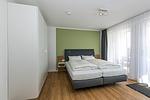 Schlafzimmer mit Doppelbett - Deichhäuser Anna Küste 7-34 - Top-Hundeurlaub