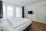 Schlafzimmer mit Doppelbett - Deichhäuser Anna Küste 7-34 - Top-Hundeurlaub