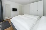 Schlafzimmer mit Doppelbett - Deichhäuser Anna Küste 7-34 - Top-Hundeurlaub