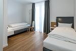 Schlafzimmer mit zwei Einzelbetten - Deichhäuser Anna Küste 7-34 - Top-Hundeurlaub
