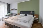 Wohn-Ess-Schlafbereich mit Doppelbett und Sofa - Deichhäuser Anna Küste 8-12 - Top-Hundeurlaub