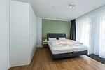 Schlafzimmer mit Doppelbett - Deichhäuser Anna Küste 8-14 - Top-Hundeurlaub