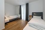 Schlafzimmer mit zwei Einzelbetten - Deichhäuser Anna Küste 8-14 - Top-Hundeurlaub