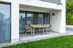Überdachte Terrasse mit Sitzgelegenheit und Grünfläche - Deichhäuser Anna Küste 8-14 - Top-Hundeurlaub