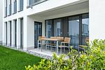 Überdachte Terrasse mit Sitzgelegenheit und Grünfläche - Deichhäuser Anna Küste 8-14 - Top-Hundeurlaub