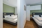 Schlafzimmer mit Doppelbett - Deichhäuser Anna Küste 8-23 - Top-Hundeurlaub