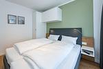 Schlafzimmer mit Doppelbett - Deichhäuser Anna Küste 8-23 - Top-Hundeurlaub