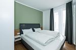 Schlafzimmer mit Doppelbett - Deichhäuser Anna Küste 8-23 - Top-Hundeurlaub