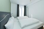 Schlafzimmer mit Doppelbett - Deichhäuser Anna Küste 8-23 - Top-Hundeurlaub