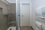 Badezimmer mit Dusche - Deichhäuser Anna Küste 8-23 - Top-Hundeurlaub