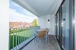 Überdachter Balkon mit Sitzgelegenheit - Deichhäuser Anna Küste 8-23 - Top-Hundeurlaub