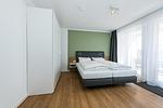 Schlafzimmer mit Doppelbett - Deichhäuser Anna Küste 8-24 - Top-Hundeurlaub