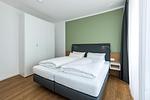 Schlafzimmer mit Doppelbett - Deichhäuser Anna Küste 8-24 - Top-Hundeurlaub