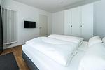 Schlafzimmer mit Doppelbett - Deichhäuser Anna Küste 8-24 - Top-Hundeurlaub