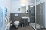 Badezimmer mit Dusche - Deichhäuser Anna Küste 8-24 - Top-Hundeurlaub
