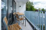 Überdachter Balkon mit Gartenmöbeln - Deichhäuser Anna Küste 8-24 - Top-Hundeurlaub