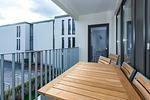 Überdachter Balkon mit Sitzgelegenheit - Deichhäuser Anna Küste 8-24 - Top-Hundeurlaub