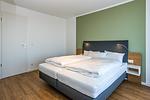 Schlafzimmer mit Doppelbett - Deichhäuser Anna Küste 8-31 - Top-Hundeurlaub