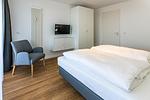 Schlafzimmer mit Doppelbett und Flatscreen TV - Deichhäuser Anna Küste 8-31 - Top-Hundeurlaub