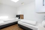 Schlafzimmer mit zwei Einzelbetten - Deichhäuser Anna Küste 8-31 - Top-Hundeurlaub