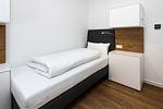 Schlafzimmer mit zwei Einzelbetten - Deichhäuser Anna Küste 8-31 - Top-Hundeurlaub