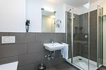 Badezimmer mit Dusche - Deichhäuser Anna Küste 8-31 - Top-Hundeurlaub