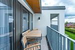 Balkon mit Gartenmöbeln - Deichhäuser Anna Küste 8-31 - Top-Hundeurlaub