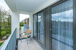 Balkon mit Gartenmöbeln - Deichhäuser Anna Küste 8-31 - Top-Hundeurlaub