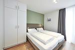 Schlafzimmer mit Doppelbett und Kleiderschrank - Deichhäuser Anna Küste 4-30 - Top-Hundeurlaub