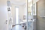 Badezimmer mit Dusche und WC - Deichhäuser Anna Küste 4-30 - Top-Hundeurlaub