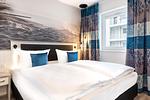 Schlafzimmer mit Boxspringbett - gbmv0-03 - Großenbrode - Apartmentanlage Meerblickvilla 0-03 - Top-Hundeurlaub