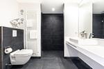 Badezimmer mit Waschtisch und WC - gbmv0-03 - Großenbrode - Apartmentanlage Meerblickvilla 0-03 - Top-Hundeurlaub
