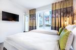 Schlafzimmer mit Doppelbett und Flatscreen TV - gbmv0-01 - Großenbrode - Apartmentanlage Meerblickvilla 0-01 - Top-Hundeurlaub