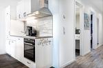 Wohn-/Essbereich mit Küchenzeile - Apartmentanlage Meerblickvilla 1-06 - Top-Hundeurlaub