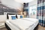 Schlafzimmer mit Boxspringbett - Apartmentanlage Meerblickvilla 1-06 - Top-Hundeurlaub